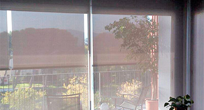 Instalacion de estores enrollables y cortinas screen en Badalona.